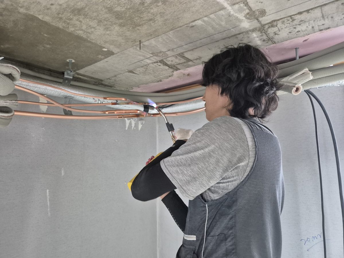 창가 쪽 천장을 따라 마무리된 배관